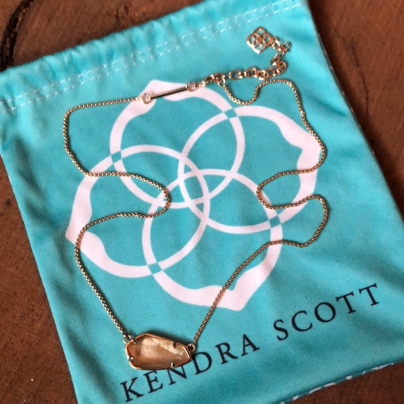 Kendra Scott Jewelry - 🛍SALE!! Kendra Scott rose gold pendant necklace!